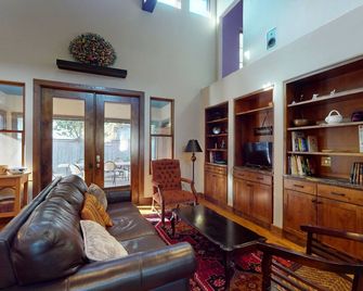 Charming home with balcony, firepit, & 2 living rooms - near dining & music - أوستن - غرفة معيشة