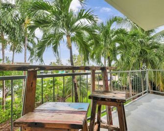 Self contained studio apartment overlooking the beautiful Nightcliff foreshore with your own private balcony. - Nightcliff - Balcón