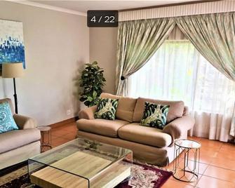 Comfortable and spacious holiday home with beautiful garden - Centurion - Living room