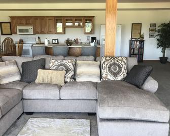 Private, secluded. Located at the Gateway to the North in Harrison, Michigan. - Harrison - Living room