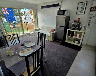 Self contained family snow accommodation just 45 mins to the resorts - Berridale - Eetruimte