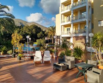 هوتل كونتشيغليا دورو - باليرمو - شرفة مرصوفة