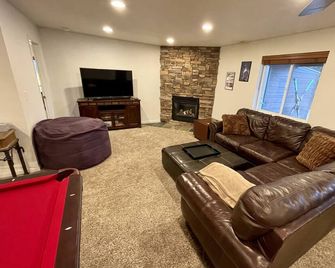 The Ned Nest - Private Suite - Pool Table / Fireplace / 3 Beds + Large Sectional - Nederland - Sala de estar