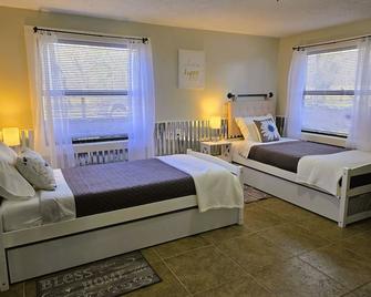 Restful large waterside home at Tranquility Oaks Retreat - Rosharon - Bedroom