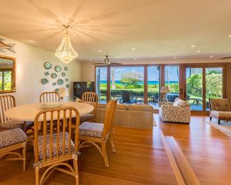 Beach front. Walk straight out to the beach or lounge on the patio and enjoy the amazing view. - Paia - Comedor