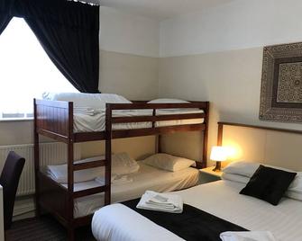 The Feathers Hotel - Blackpool - Bedroom