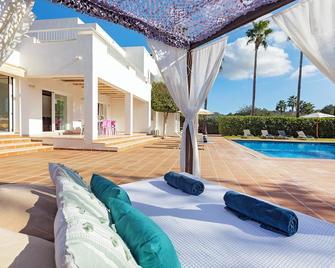 Villa near Ibiza Town sleeps 8 - Es Canar - Pool