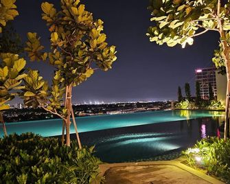 Modern Sunsuria Forum 600mbps 5mins Setia City and SCCC - Shah Alam - Piscina