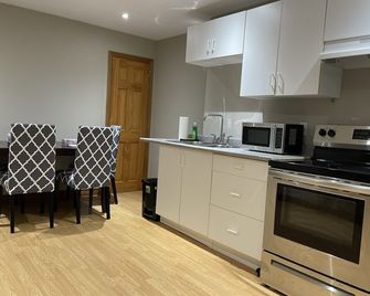 Cozy comfort lower level unit - Windsor - Kitchen