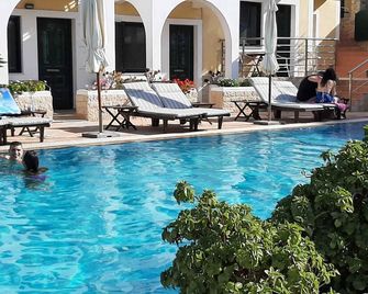 Ela Mesa - Aegina - Pool