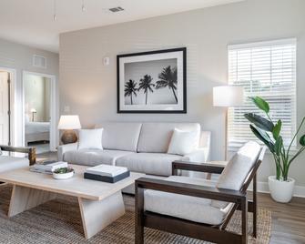 Vintage Amelia Island Florida - Fernandina Beach - Living room