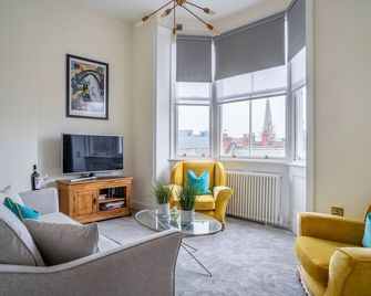 8 Rowntree House - sleeps 2 guests in 1 bedroom - York - Living room