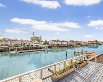 Spacious Modern Waterfront Villa - Atlantic City