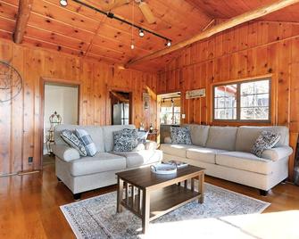 Hilltop Lakefront Historical Home W/ Spectacular View 40 Min From Washington DC! - Manassas - Living room