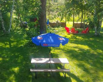 Charming 2-bedroom house with AC, WiFi in welcoming Goderich - Goderich - Patio