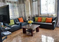 GemHouse-12 min to the beach with nearby restaurant , malls & tourist attraction - Daet - Stue