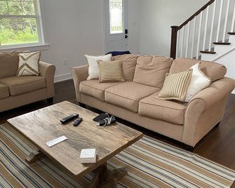 Modern Cottage 2 Mins From Lakeside Beach-Your Perfect Beach and Golf Retreat!️ - Morell - Living room