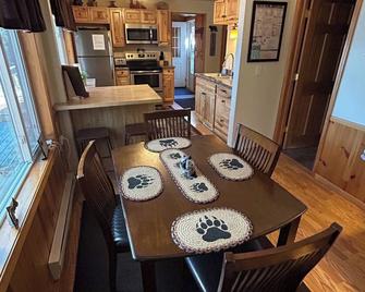 Northwoods waterfront Rhinelander Cabin getaway - Rhinelander - Dining room