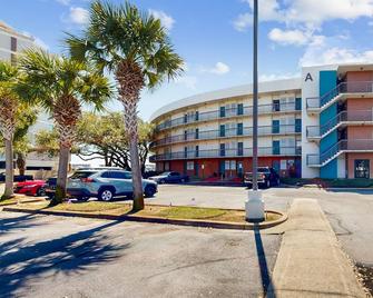 Second-floor, sound-front studio with pool & washer/dryer - Fort Walton Beach - Building