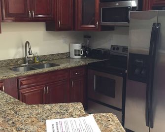 Soothing 2-bedroom 2 1/2 bath condo in Blue Marlin Cove West End Grand Bahamas - West End - Cocina