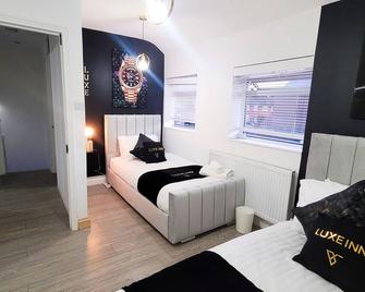 Luxury, 4 Bedroom House, Free Parking, Borehamwood - Borehamwood - Bedroom