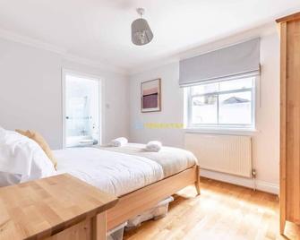 Perfect Spot In Central Windsor & Free Parking! - Windsor - Bedroom