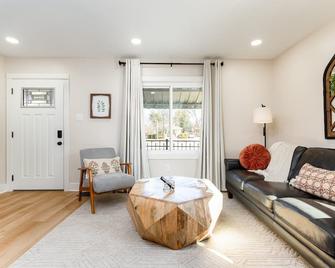 End Zone Escape - 2BR house 1 mile to ND Stadium! - South Bend - Living room