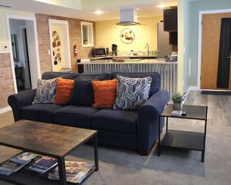 125 Cedar 1 · Apartment in Kalamazoo + WI-Fi + Garage + Laundry - Kalamazoo - Living room