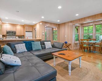 Sandy Shores Retreat - Port Colborne - Wohnzimmer