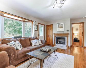 The Bluegill Inn, near Long Lake with firepit, game room, kayaks and more! - Waupaca - Living room