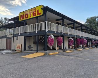 Twin Creeks Motel - Lumby - Building