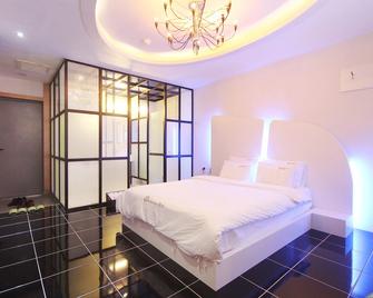 Geojedo Sa-deung Lin Beautique Hotel - Geoje - Camera da letto