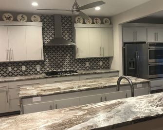 Private beach. Amazing Chesapeake Bay views. Luxury Home near major attractions. - Suffolk - Küche
