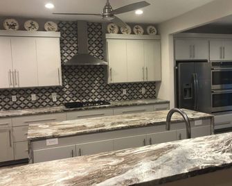 Private beach. Amazing Chesapeake Bay views. Luxury Home near major attractions. - Suffolk - Kitchen