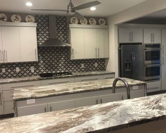 Private beach. Amazing Chesapeake Bay views. Luxury Home near major attractions - Suffolk - Kitchen