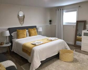 The Tranquil sun room - St. Catharines - Bedroom