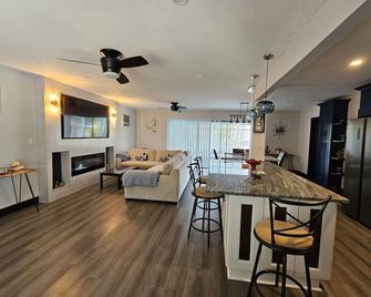 Beautiful Clearwater home! - Clearwater - Dining room