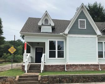 Baker Bungalow - 20 miles from Rocker B - Mineral Wells - Edificio