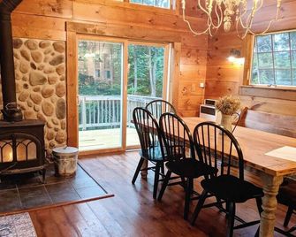 Hot Tub & Game Room - Ski Mt. Snow/Stratton - East Dover - Dining room