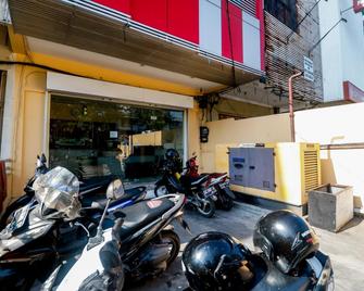RedDoorz near Pasar Tarapung Siring Banjarmasin - Banjarmasin - Extérieur
