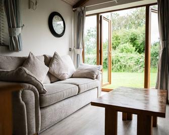 Bungalow at The Anchorage & The Tackleshed - Barry - Living room