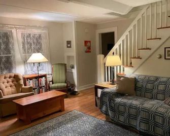 Rustic cottage on brook - New London - Living room