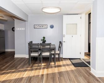 Upgraded Downtown Apartment Sleeps 5 - Sandusky - Dining room