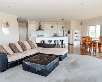 12 Apostles Beach House - Port Campbell - Living room