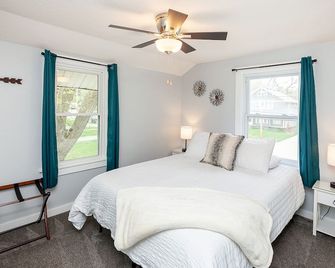 The Cow Tipper: Near Everything - Spa - Game Room - Fire Pit & Patio - Sleeps 10 - Des Moines - Bedroom