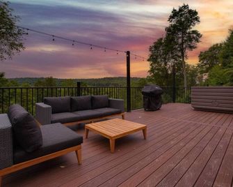 Evergreen Escape - Hot Tub - Shippenville - Balcón