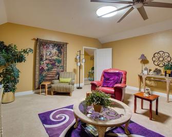 16 Mi to Dtwn Orlando: Quiet Apt w/ Pool Access - Lake Mary - Living room