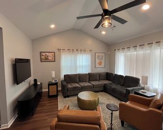 3-bedroom house in welcoming Lake City with cool AC - Lake City - Salon
