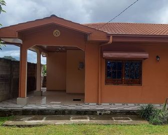 Furnished 2 bedroom apartment Barrière, parking downtown ebolowa. - Ébolowa