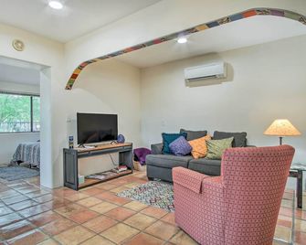 Charming Tucson Casita Near Hiking and Biking! - Tucson - Living room